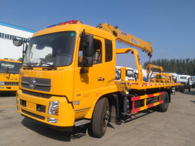 东风天锦一拖二带吊清障车 应急救援的多功能利器